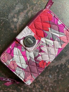 Vera Bradley “Bohemian Blooms” (Retired ‘17) TurnLock Zip-Around Wallet/Clutch